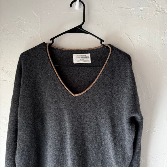 REI Cooperative Size Medium Gray Lambs Wool V Neck Long Sleeve Sweater‎ - Picture 2 of 7